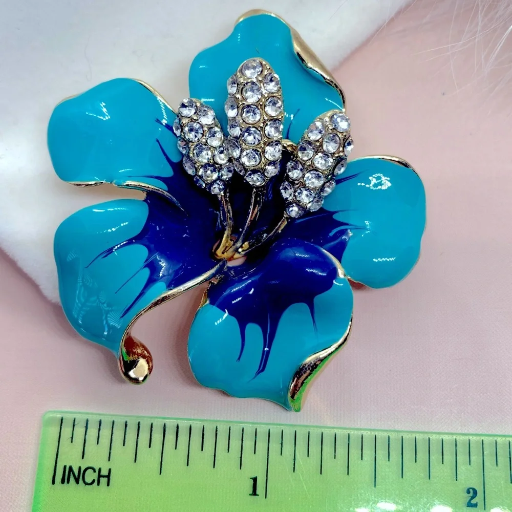 🌟 Big Blue Flower Brooch